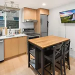 Seattle Skyline Retreat Cozy 1Bd W Balcony Views